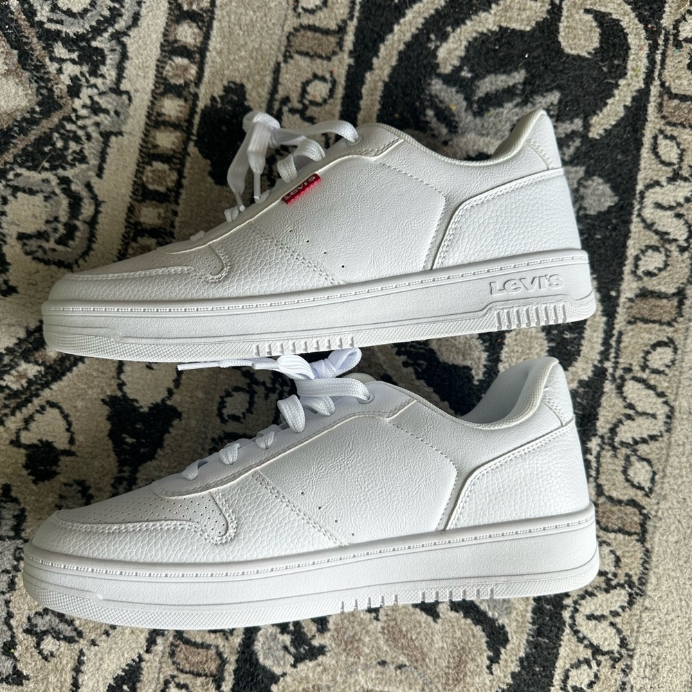 New without tags Women’s white Levi Strauss Sneakers size 9